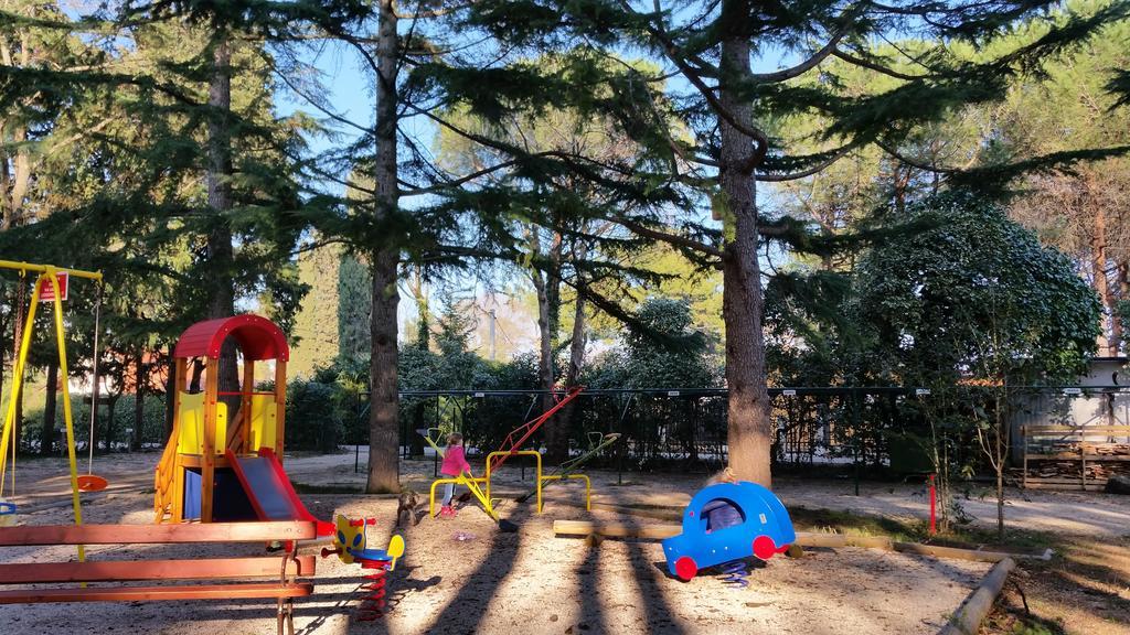 Holiday Park Mimoza Basanija Bagian luar foto