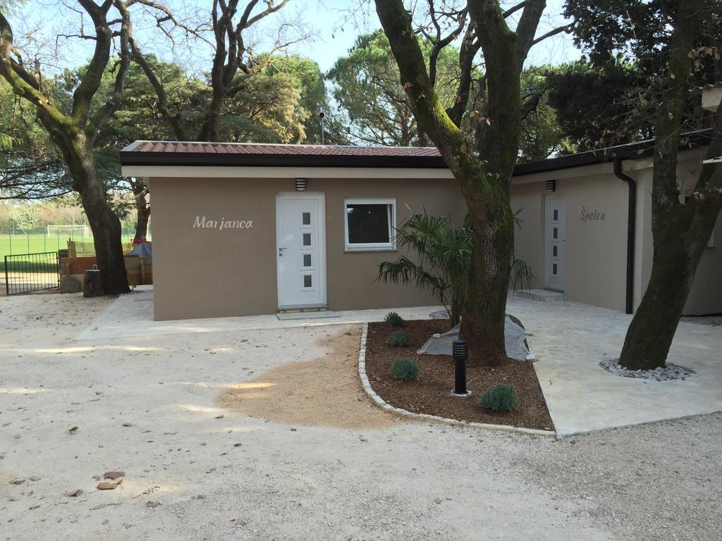 Holiday Park Mimoza Basanija Bagian luar foto