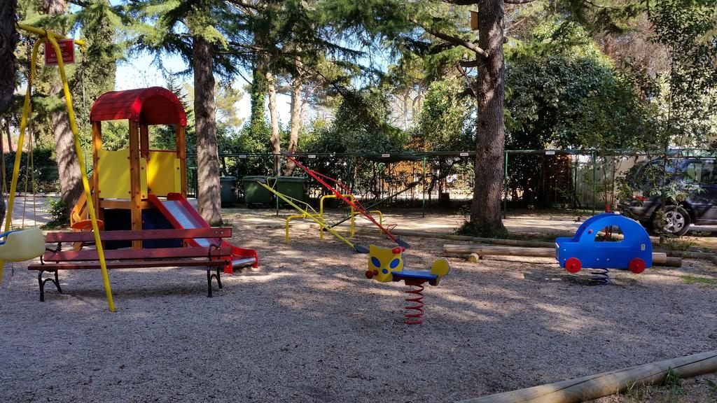 Holiday Park Mimoza Basanija Bagian luar foto